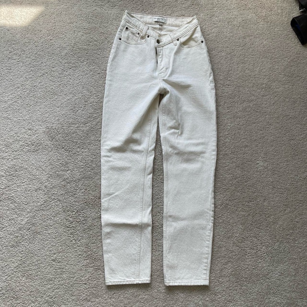 ABERCROMBIE & FITCH | VIRAL CURVE LOVE HIGH RISE ASYMMETRICAL WAIST JEAN